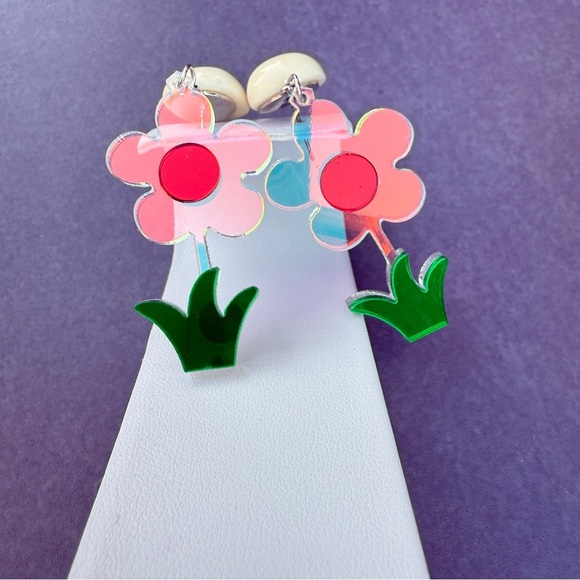 Retro Mod Flower Power 60s Acrylic Daisy Pierced Earrings - Picture 9 of 14